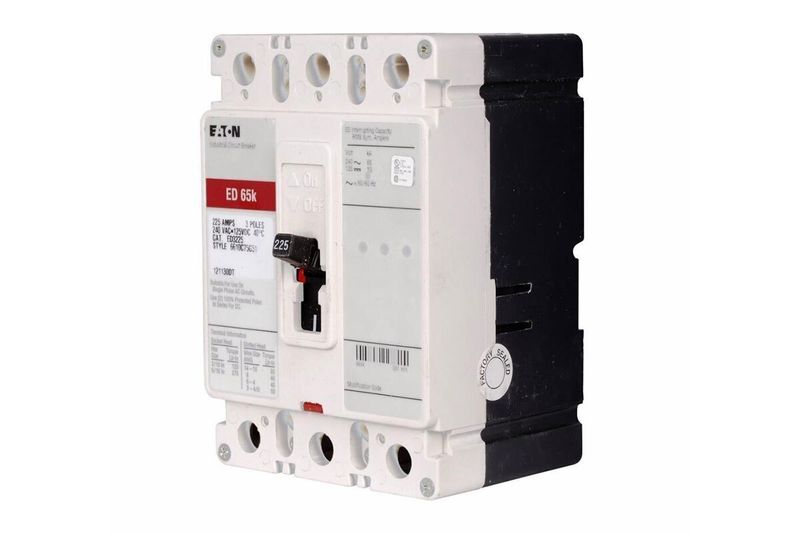Main breaker tipo ED 3x125 240V CH Eaton, vista frontal detallando etiquetas técnicas y palanca de accionamiento negra
