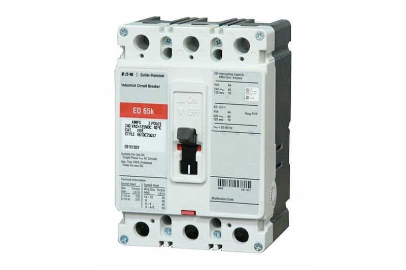 Main breaker tipo ED 3x150 240V CH Eaton, vista frontal del interruptor eléctrico industrial en color blanco y gris