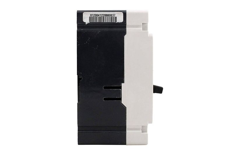 Main breaker tipo EHD 3x30 480V CH Eaton, vista lateral del interruptor con cuerpo bicolor negro y blanco