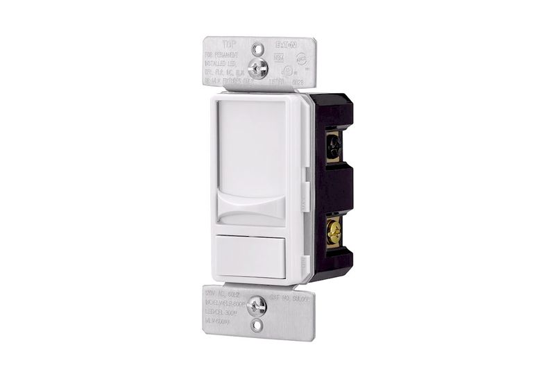 Dímer universal decorator 15 A 120/277 V blanco Eaton, vista lateral del dispositivo mostrando los terminales de conexión