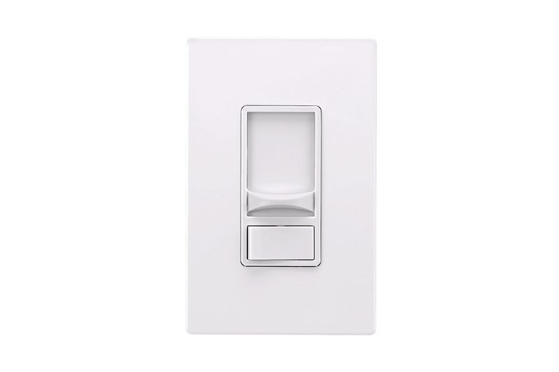 Dímer universal decorator 15 A 120/277 V blanco Eaton, vista frontal del interruptor instalado en su placa blanca