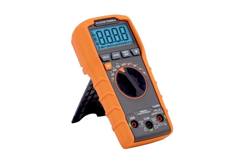 Multímetro digital autorango Klein Tools Cat III, vista lateral inclinada con soporte desplegado y pantalla digital