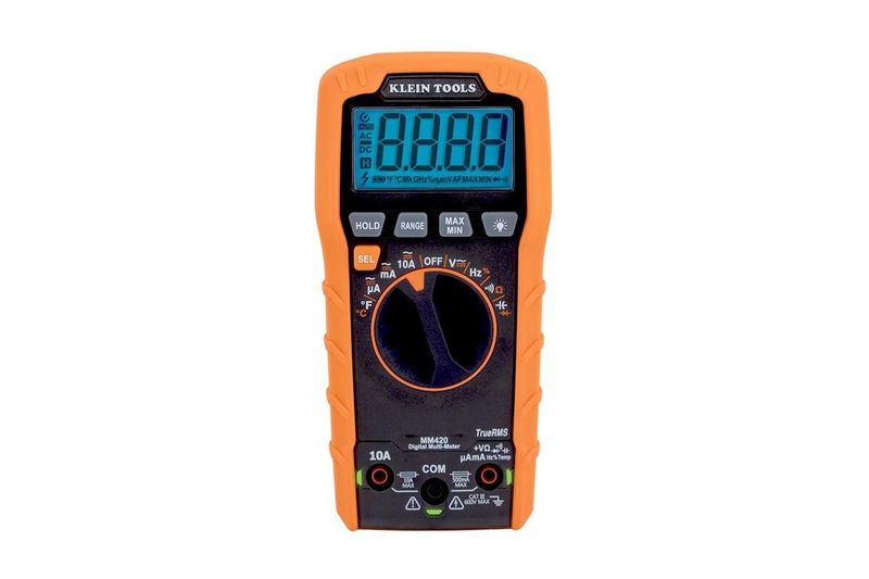 Multímetro digital autorango Klein Tools Cat III, primer plano frontal del dispositivo con pantalla digital y dial central