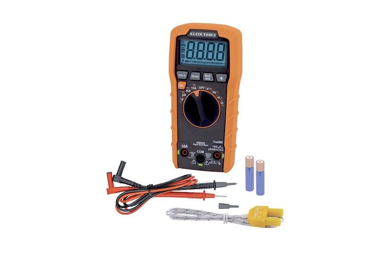 Multímetro digital autorango Klein Tools CAT III, frente del equipo naranja con pantalla digital y cables de prueba