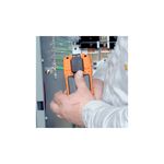 Multímetro digital autorango Klein Tools CAT III, siendo utilizado por un técnico en un panel eléctrico