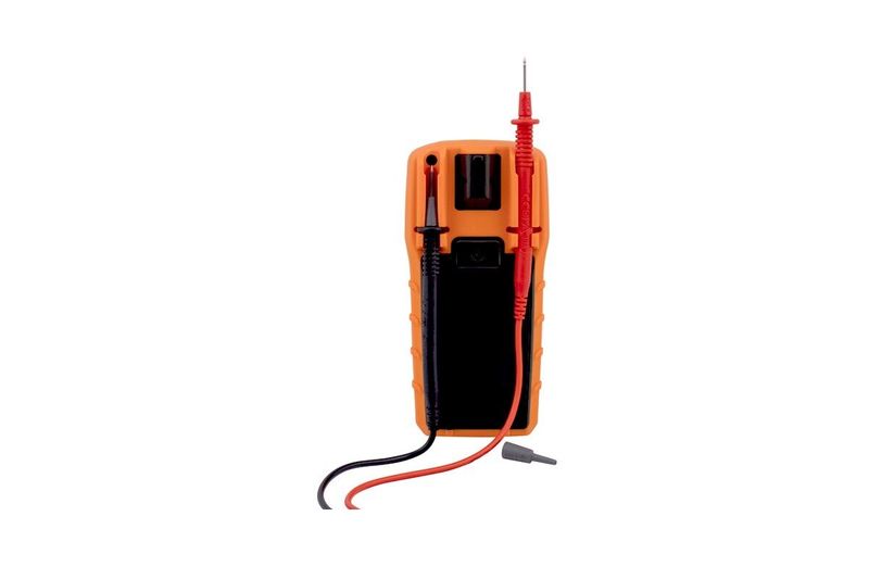 Multímetro digital autorango Klein Tools Cat III, vista posterior con cables de prueba rojo y negro conectados