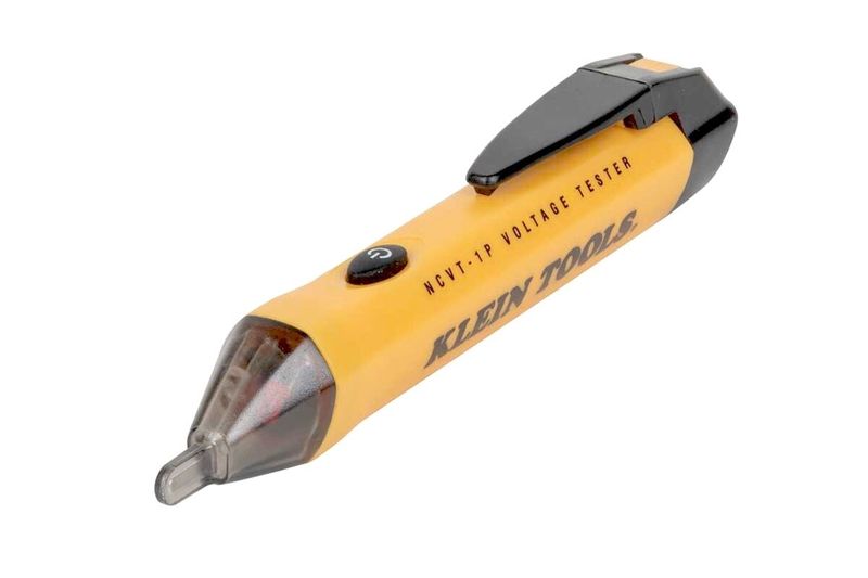 Detector de tensión sin contacto 1000 V tipo lápiz Klein Tools, cuerpo amarillo con clip negro y punta transparente