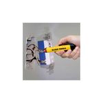 Detector de tensión sin contacto 1000V tipo lápiz Klein Tools, siendo utilizado para probar el voltaje en un tomacorriente