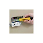 Detector de tensión sin contacto 1000 V tipo lápiz Klein Tools, siendo utilizado para probar cables en una caja eléctrica