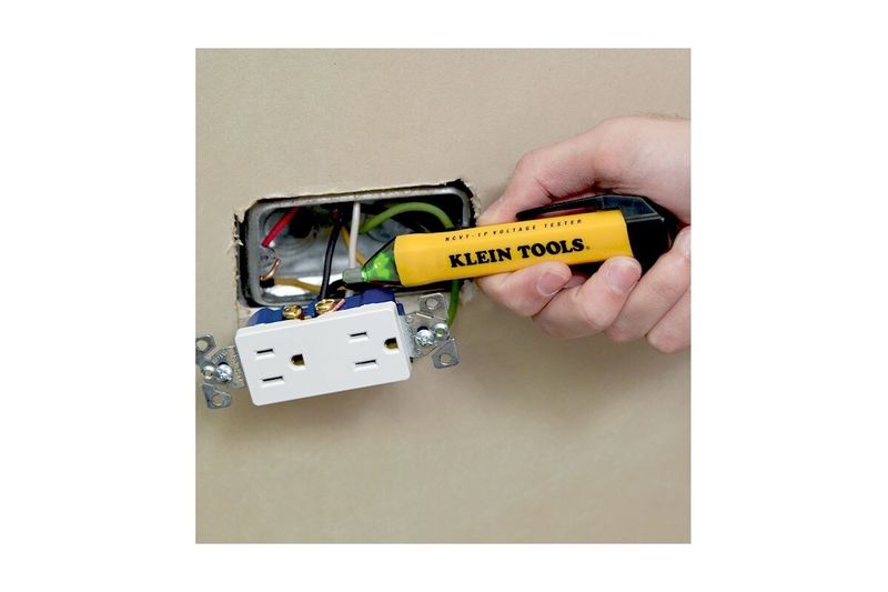 Detector de tensión sin contacto 1000 V tipo lápiz Klein Tools, siendo utilizado para probar cables en una caja eléctrica