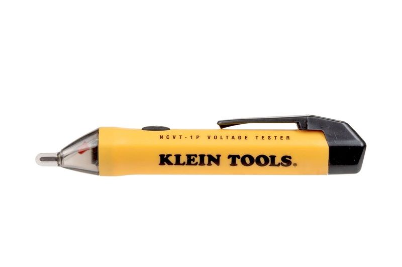 Detector de tensión sin contacto 1000 V tipo lápiz Klein Tools, vista lateral del cuerpo amarillo con logo y clip negro