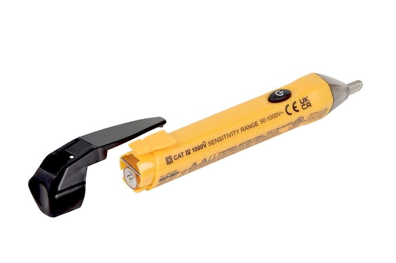 Detector de tensión sin contacto 1000 V tipo lápiz Klein Tools, cuerpo amarillo con tapa negra abierta y batería visible