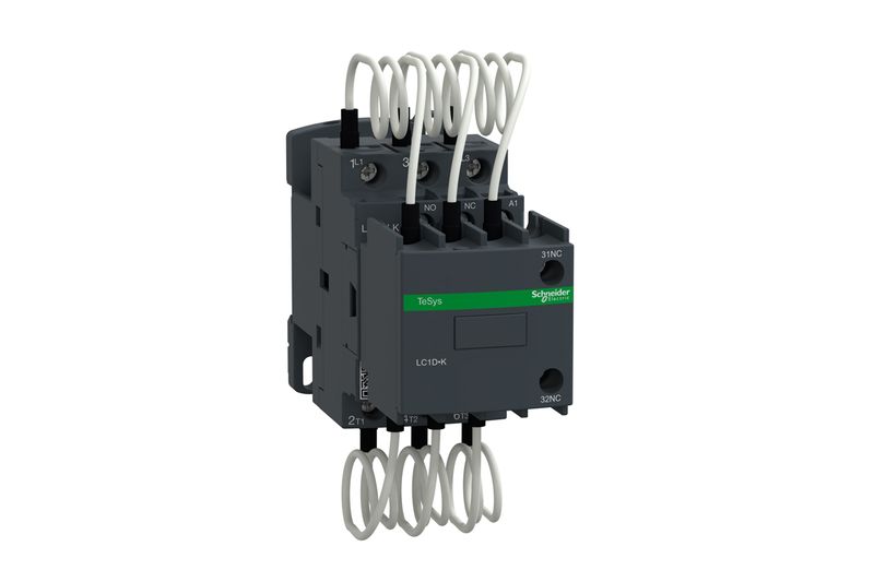 Contactor de compensación 21.03 kVAR 1 NO 2 NC 480 V bobina 230 V Schneider, vista frontal del equipo con cables blancos