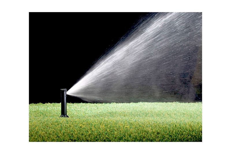 Aspersor para jardín pop up rotor sprinkler 4 pulgadas 32 pies ajustable Rain Bird, funcionando y regando el césped