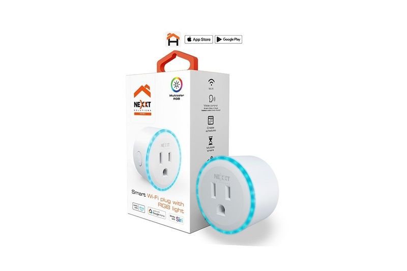 Toma hembra smart con aro de luz RGB Nexxt, dispositivo blanco junto a su caja con detalles en rojo y blanco