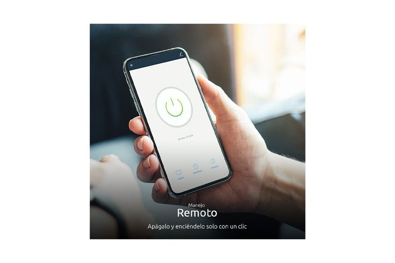 Toma hembra smart con aro de luz RGB Nexxt, mano sosteniendo teléfono móvil con aplicación de control remoto abierta