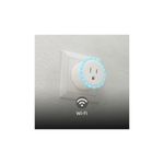 Toma hembra smart con aro de luz RGB Nexxt, instalada en la pared con el aro iluminado en azul y un ícono de Wi-Fi debajo