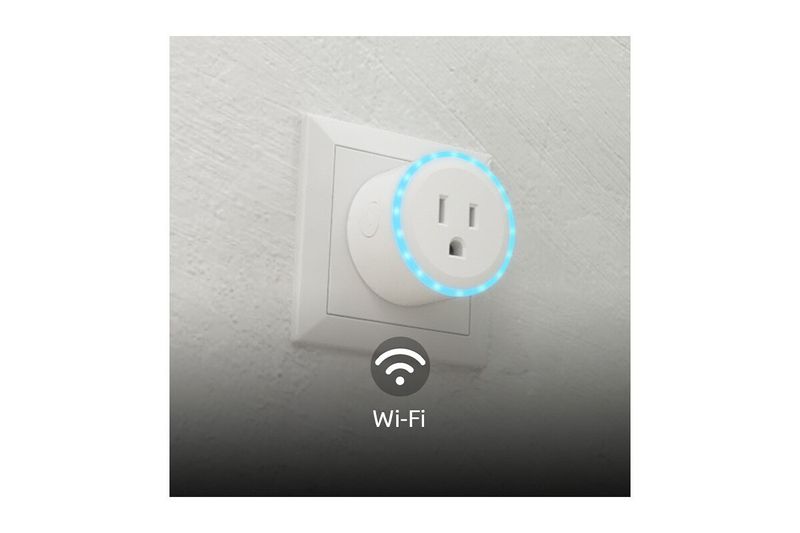 Toma hembra smart con aro de luz RGB Nexxt, instalada en la pared con el aro iluminado en azul y un ícono de Wi-Fi debajo