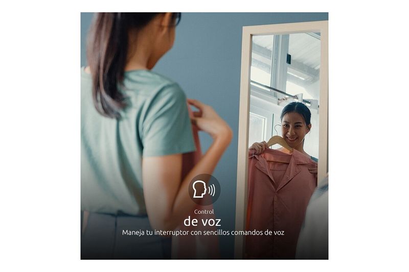 Toma hembra smart con aro de luz RGB Nexxt, imagen promocional de mujer frente al espejo con icono de control de voz