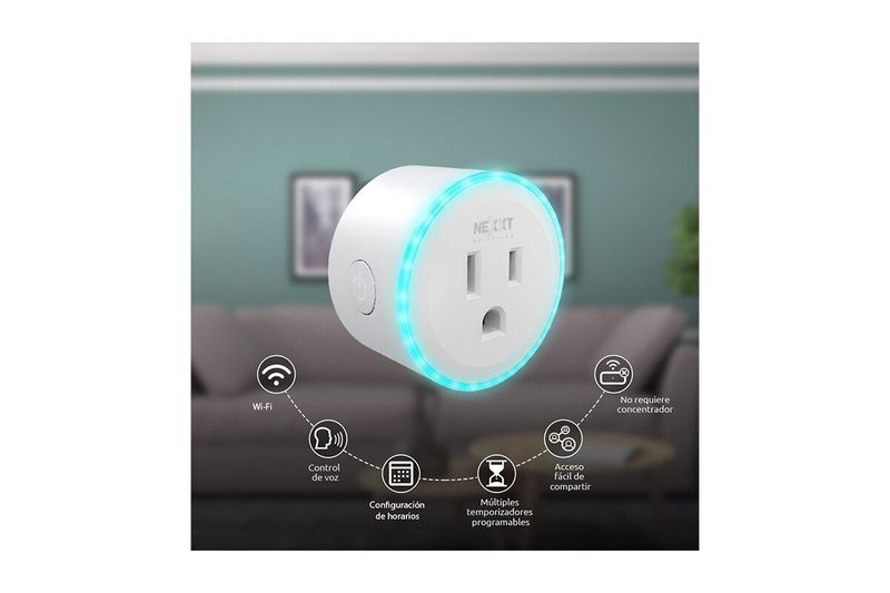 Toma hembra smart con aro de luz RGB Nexxt, producto iluminado en azul con iconos de sus funciones inteligentes