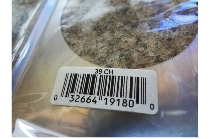 Placa para toma sencillo metálica color níquel 30 y 50A Eagle, primer plano de la etiqueta con código de barras y empaque