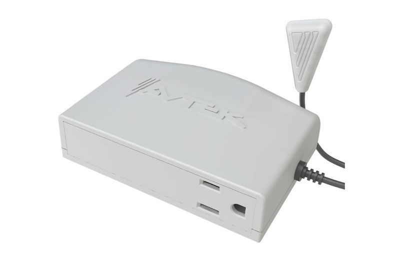 Protector para lava-equipos electrónicos 120 VAC - 15 AMP Avtek, dispositivo blanco con cable y enchufe