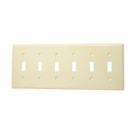 Placa 6 gang para interruptor de palanca nylon termoplástico marfil Leviton, vista frontal con seis ranuras rectangulares