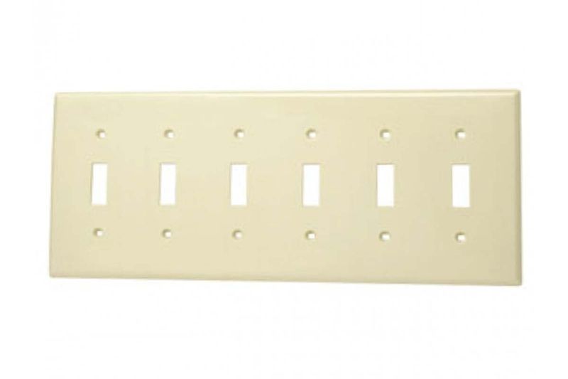 Placa 6 gang para interruptor de palanca nylon termoplástico marfil Leviton, vista frontal con seis ranuras rectangulares