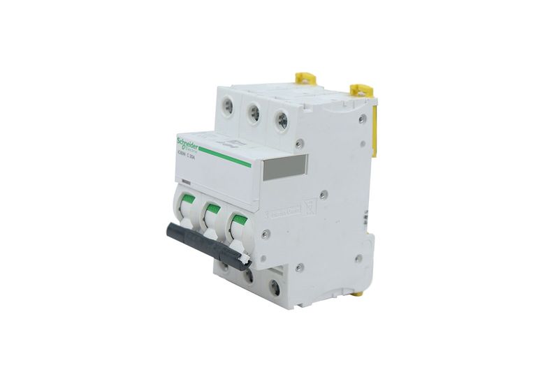 Automático 3 polos 240-480 VAC Schneider de 20 AMP, vista lateral del dispositivo blanco con palancas verdes