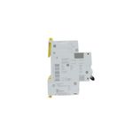 Automático 3 polos 240-480 VAC Schneider de 20 amp, vista lateral del cuerpo blanco con especificaciones técnicas impresas