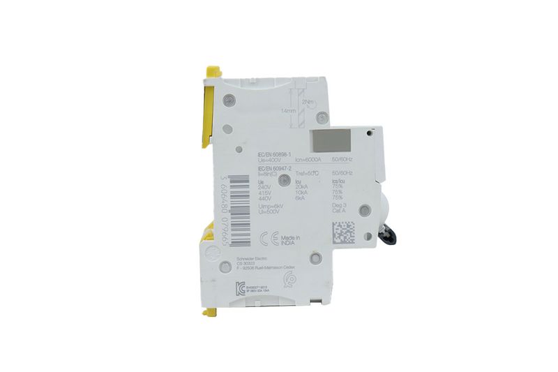 Automático 3 polos 240-480 VAC Schneider de 20 amp, vista lateral del cuerpo blanco con especificaciones técnicas impresas