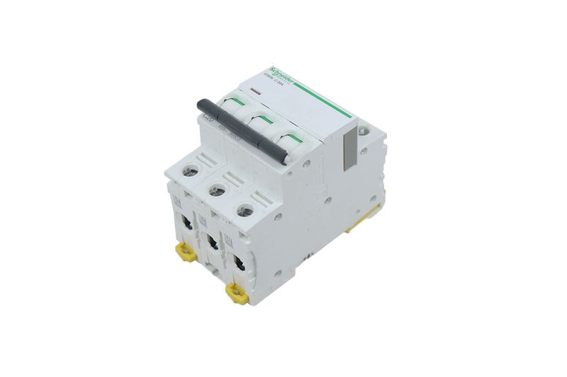 Automático 3 polos 240-480 VAC Schneider de 20 amp, vista en perspectiva desde arriba y lateral del dispositivo blanco