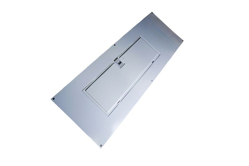 Tapa para centro de carga Square D de 42 espacios superficial, vista diagonal de la cubierta metálica gris con puerta