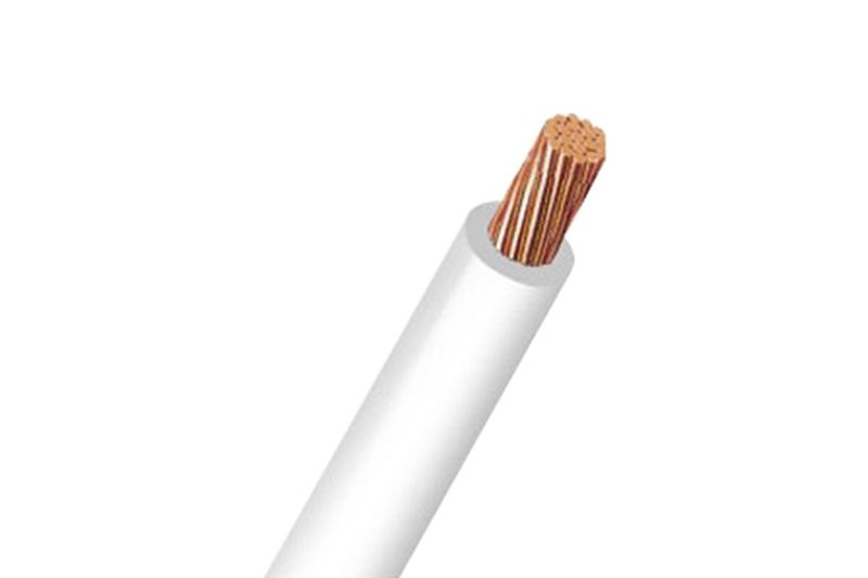 Cable THHN blanco calibre 14 Phelps Dodge, primer plano del conductor de cobre expuesto y el aislante blanco
