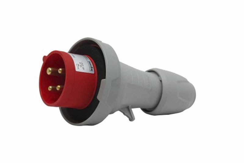 Toma industrial macho Bticino de 32 AMP y 4 polos, vista frontal del conector con pines metálicos y cuerpo gris