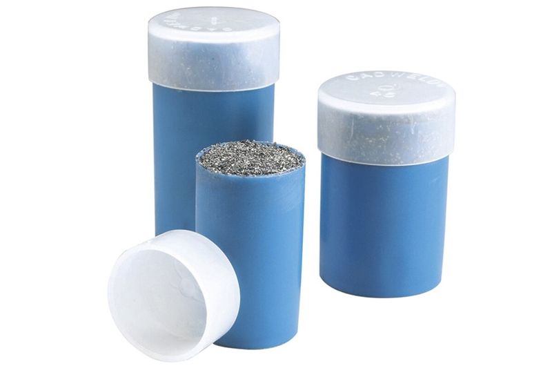 Pólvora para molde de 90 gramos Thermoweld, tres recipientes azules plásticos, uno abierto mostrando el polvo gris