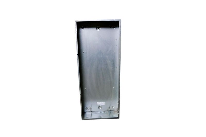 Caja para tablero Square D de 50 x 20 pulgadas, vista frontal del interior metálico vacío