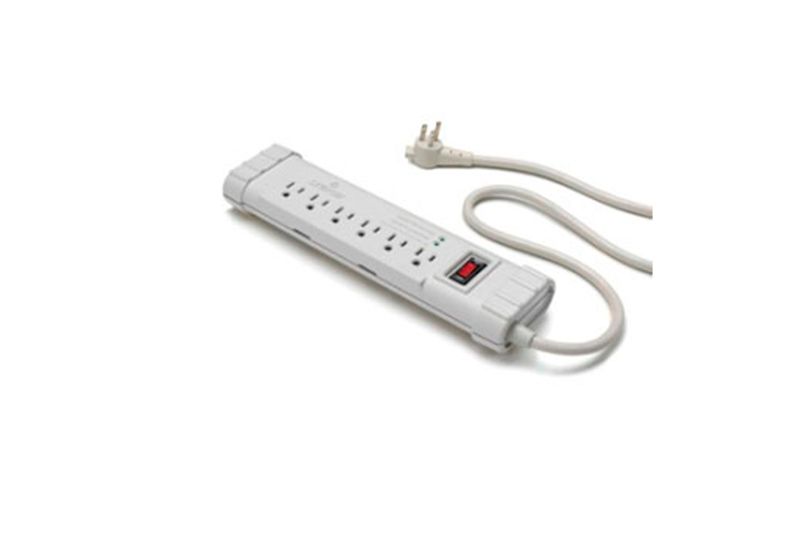 Regleta eléctrica 15 A Leviton de 6 salidas y 25 KA, vista diagonal en color blanco con interruptor rojo encendido