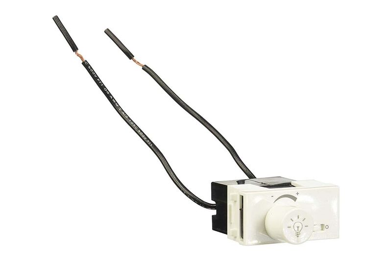 Módulo de dimmer línea cien Leviton de 150 W blanco 1 módulo, vista lateral con cables eléctricos negros expuestos