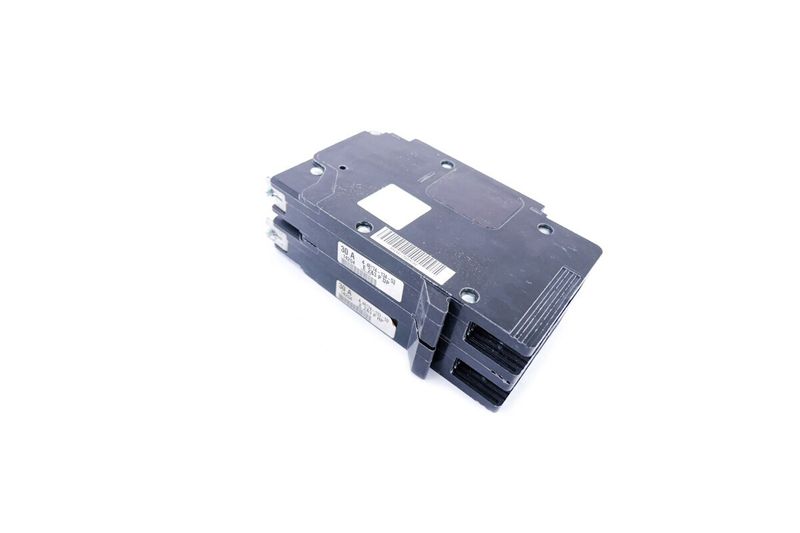 Breaker atornillable 2P 277-480V Square D de 30 AMP, vista lateral superior resaltando etiquetas técnicas y terminales