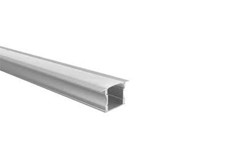 Perfil aluminio empotrado muro/techo C2200S Construlita, vista en perspectiva del extremo del riel metálico