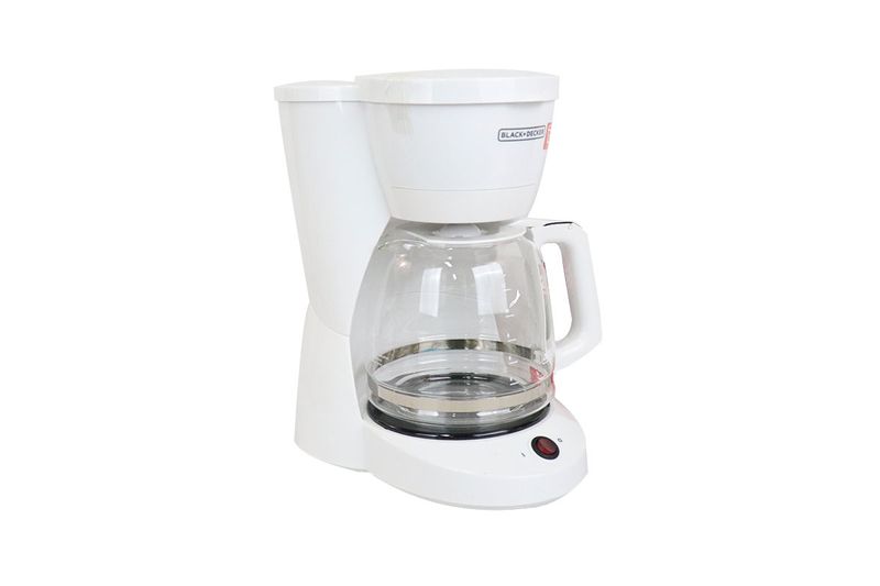 Cafetera 12 tazas blanca filtro permanente Black + Decker, vista frontal en ángulo con jarra de vidrio vacía