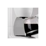 Cafetera blanca de 12 tazas con filtro permanente Black + Decker, primer plano de la jarra de vidrio con café caliente