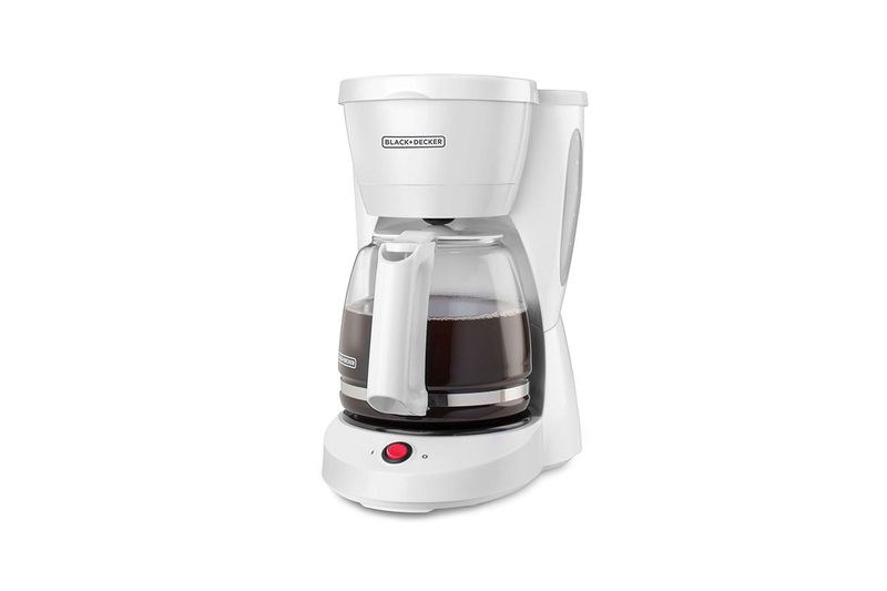 Cafetera 12 tazas blanca filtro permanente Black + Decker, vista frontal con jarra de vidrio llena de café