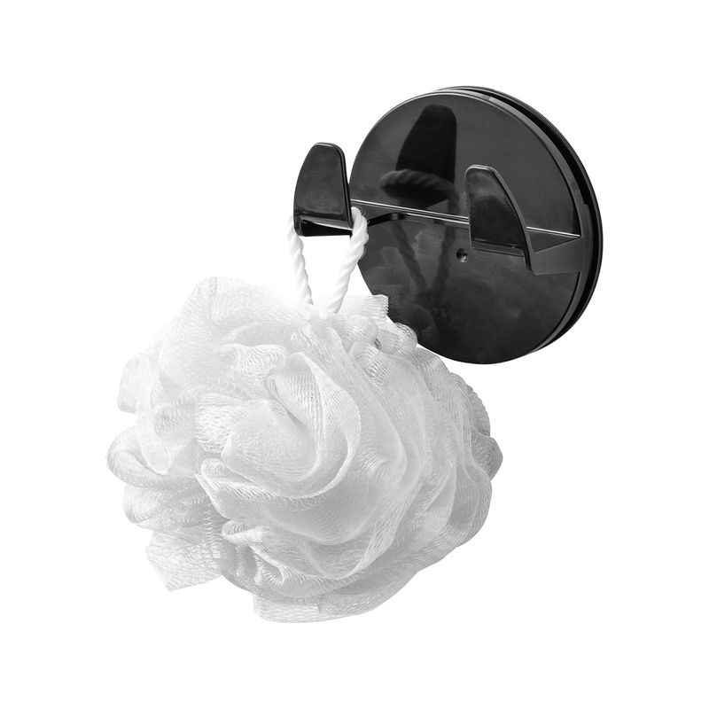 Gancho para baño autoadhesivo doble negro mate Interdesign, con una esponja de baño blanca colgada en uno de los ganchos