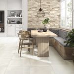 Baldosa 54 x 54 Clair blanco mármol satinado Serra Azul, instalada en piso de comedor con mobiliario de madera y tonos