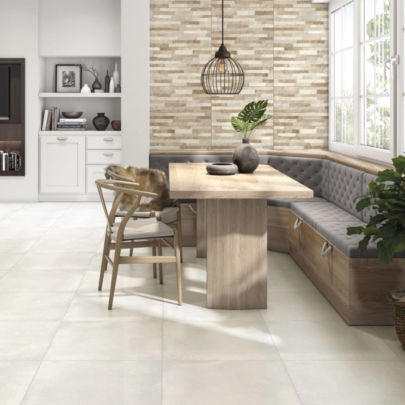 Baldosa 54 x 54 Clair blanco mármol satinado Serra Azul, instalada en piso de comedor con mobiliario de madera y tonos