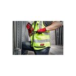 Chaleco de seguridad alto rendimiento Milwaukee amarillo XXL/XXXL Clase 2, usado por un trabajador con guantes rojos