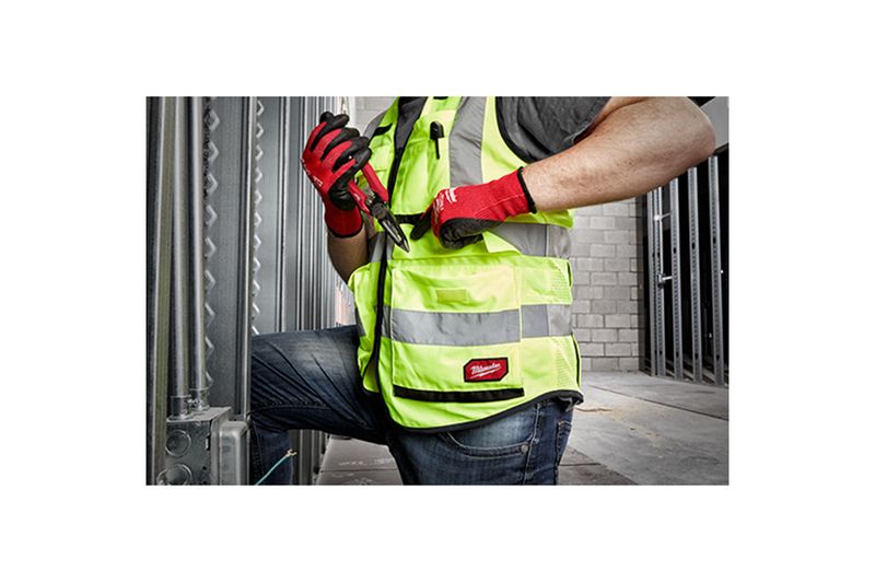 Chaleco de seguridad alto rendimiento Milwaukee amarillo XXL/XXXL Clase 2, usado por un trabajador con guantes rojos