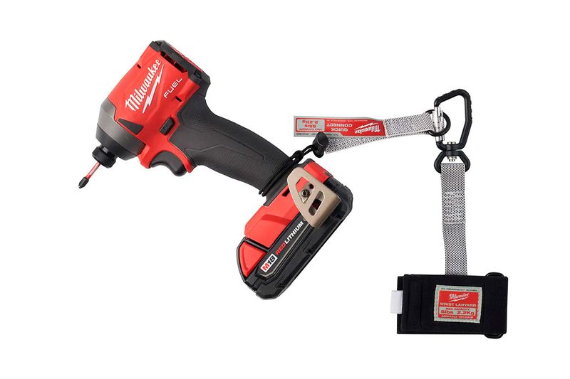Cordón de muñeca para sujetar herramientas Milwaukee de 5 lbs con conexión rápida, sujeto a un taladro rojo